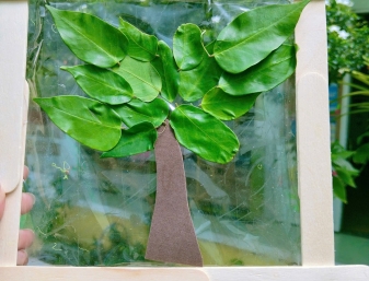 Hoạt động làm tranh cây xanh từ lá cây