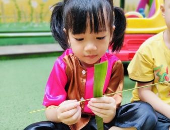 Hoạt Động Trải Nghiệm - Làm đồ chơi từ lá dừa